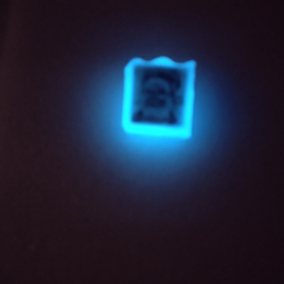 STRANGER THINGS 5 "DELIGHTFUL DEREK" 80'S GLOW ART PIN - Picture 7 of 11